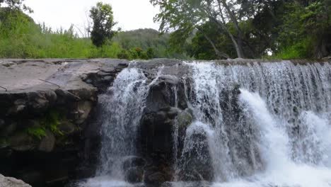 Von-Links-Nach-Rechts-Schwenken-Eines-Wunderschönen,-Rauschenden-Wasserfalls,-Der-über-Vulkanisches-Gestein-Stürzt