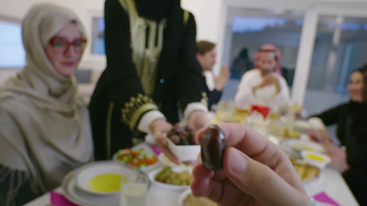 tener citas familiares durante la cena de ramadán o el iftar