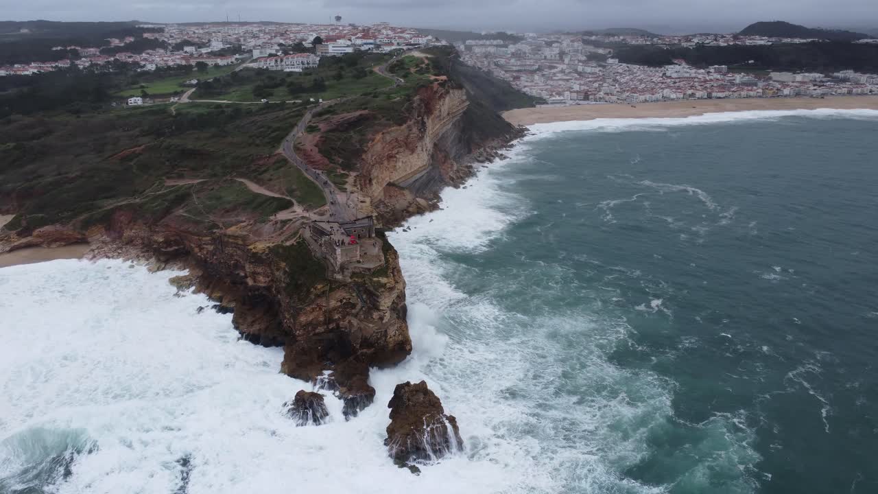 il faro di nazare a praia do norte in portogallo, con drone