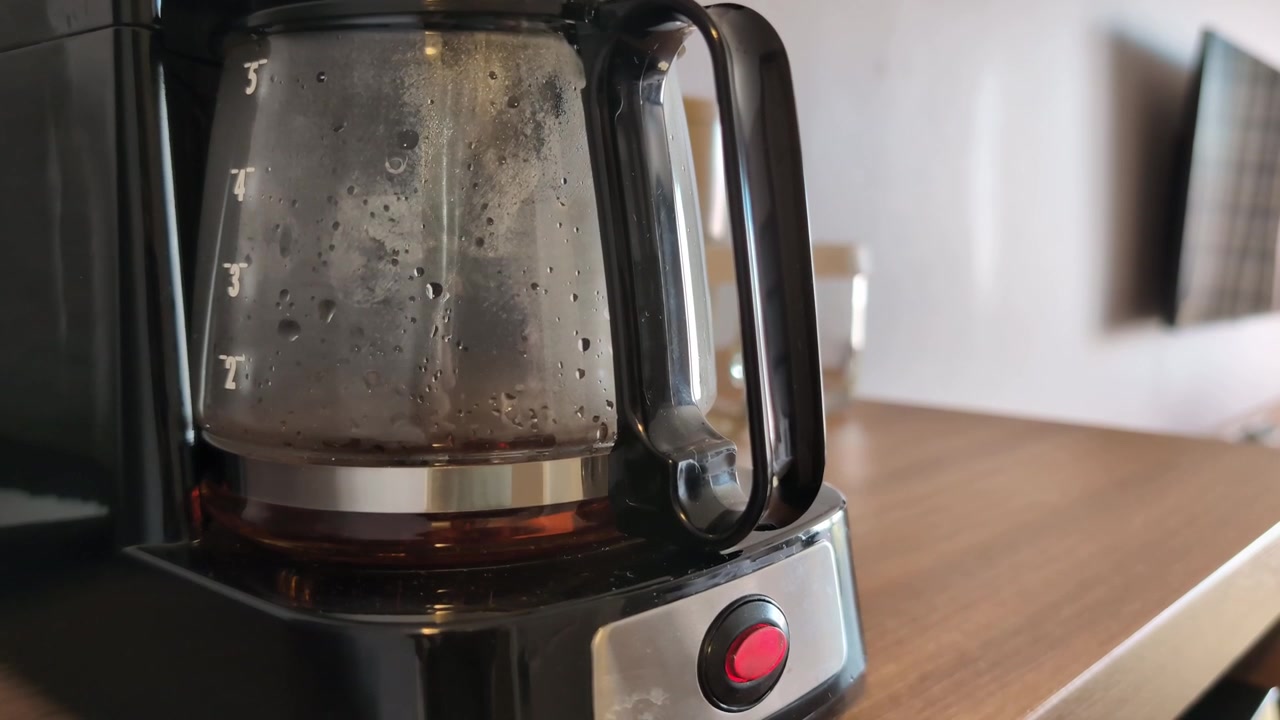 Macchina da caffè automatica che prepara caffè americano in una camera d'albergo.