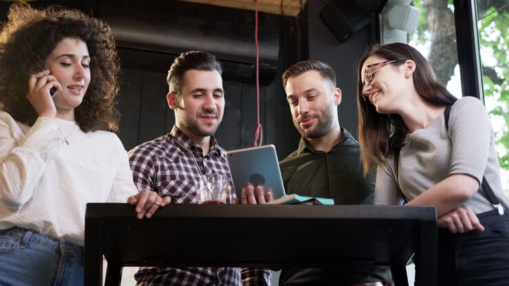 jóvenes profesionales que colaboran en