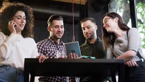 jóvenes profesionales que colaboran en