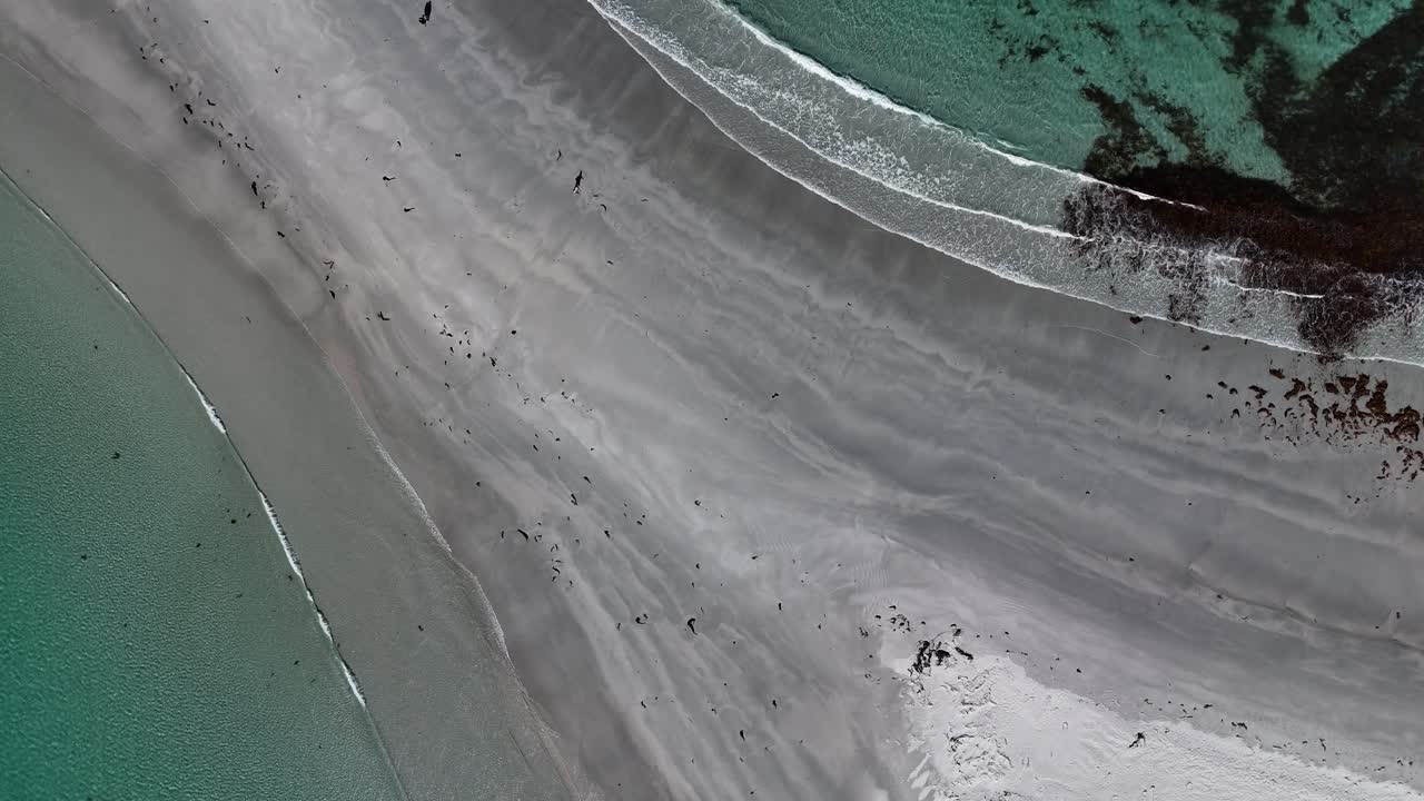 비체노 섬 과 해변 을 연결 하는  모래 길 의 공중 사진