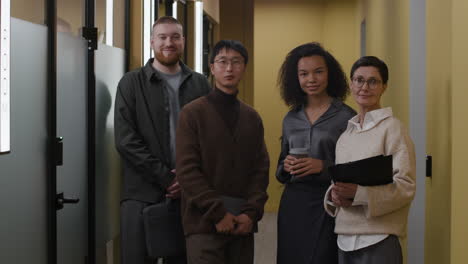 grupo de colegas en la oficina