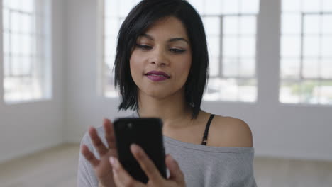 Retrato-De-Una-Joven-Hispana-Feliz-Navegando-Mensajes-De-Texto-Usando-Un-Teléfono-Inteligente-Disfrutando-De-La-Interacción-En-Las-Redes-Sociales-En-Línea