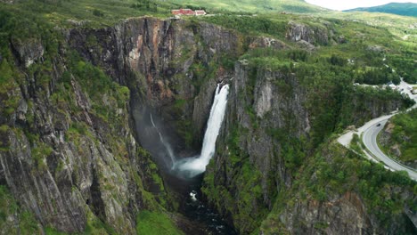 Una-Majestuosa-Cascada-De-Vorigfossen