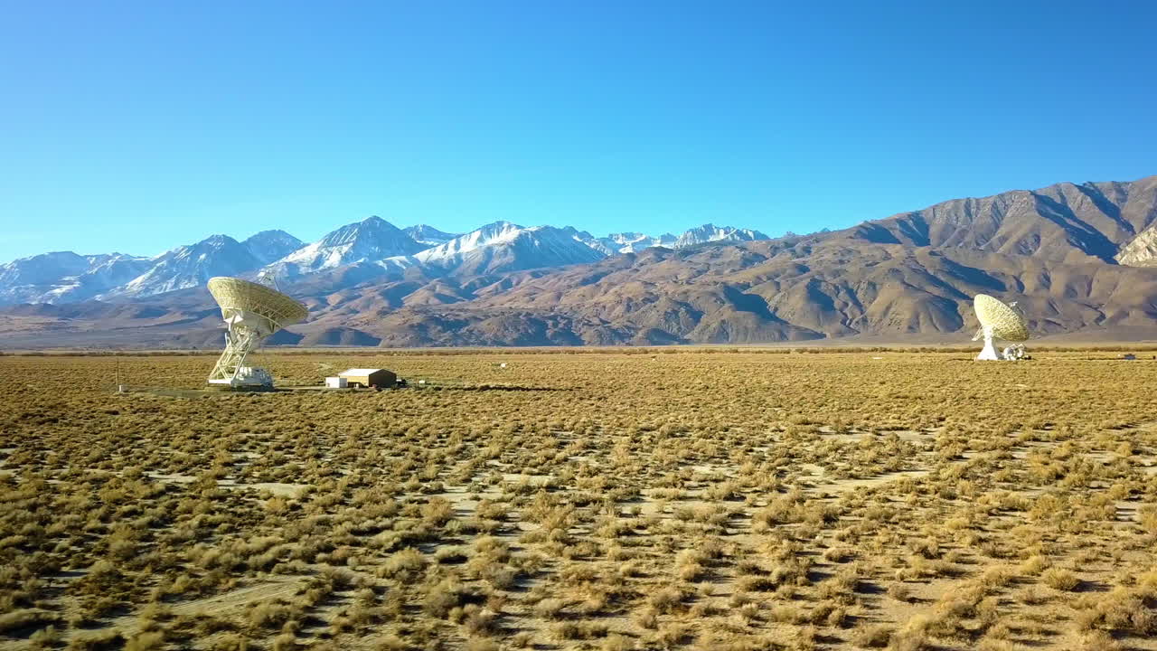 미국 캘리포니아주 시에라 산맥에 있는 오웬스 밸리 라디오 천문대 주변의 공중 전망 - 회전, 드론 샷