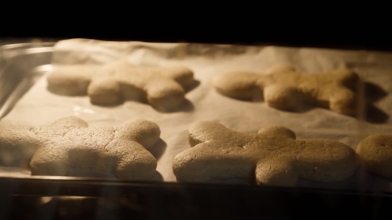 Timelapse: Cottura di biscotti di pan di zenzero a forma di omino nel forno della cucina
