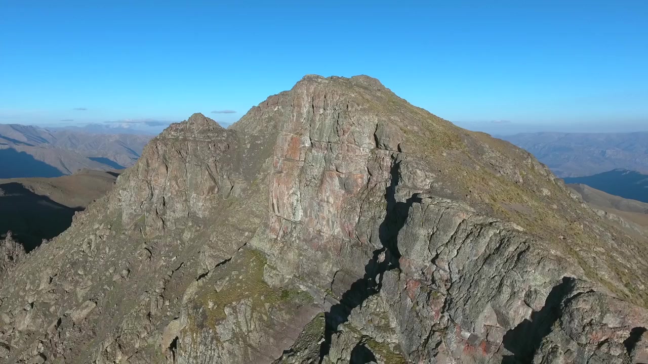 Vista aérea de un pico de montaña escarpado y una cresta rocosa