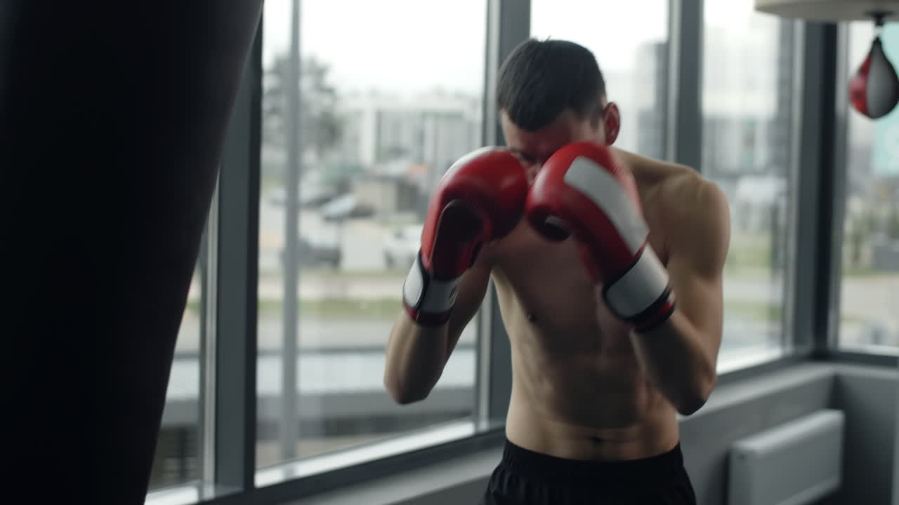 Sessione di allenamento di un uomo che fa boxe