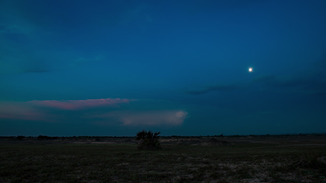 늦은 오후에 아프리카, 구름, 달의 시간 경과
