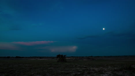 Lapso-De-Tiempo-En-África,-Nubes-Y-Luna-En-Una-Tarde