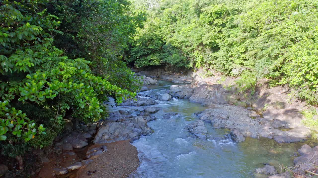 avance aéreo a baja altitud sobre el arroyo higuero en la cuaba en república dominicana