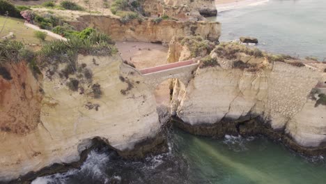puente de arco de piedra en praia dos estudantes en lagos, algarve