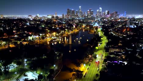 Antena-Sobre-El-Lago-Echo-Park-Con-El-Horizonte-Del-Centro-De-Los-ángeles-Durante-La-Hora-Azul-O-La-Noche