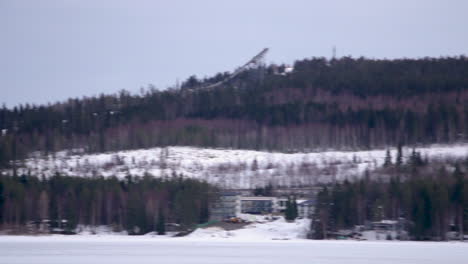 Frío-Y-Tranquilo-Paisaje-Nevado-Con-Una-Vasta-área-Forestal-Sin-Gente-En-Vuokatti-Finlandia