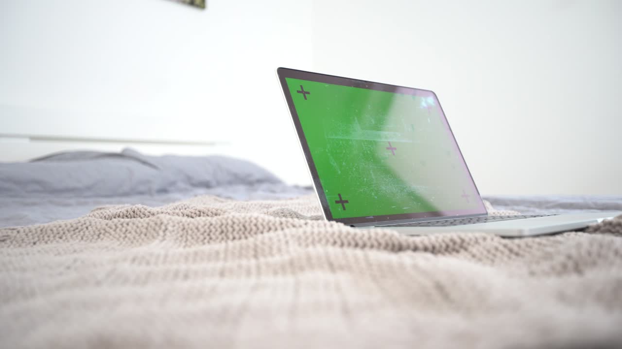 computadora portátil con pantalla verde en una cama. concepto para chats de video de aprendizaje a distancia virtual remoto.