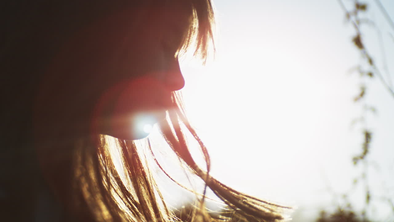 해가 지는 모습 의 여자