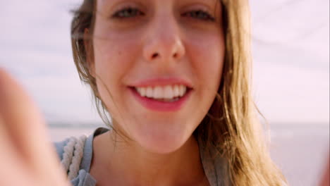 mujer feliz tomando selfies en la playa