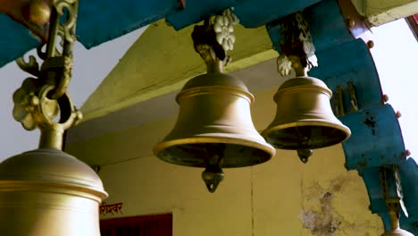 la campana de cobre sagrada religiosa india desde un ángulo bajo se toma en haridwar, uttarakhand, india, el 15 de marzo de 2022