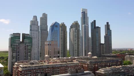 toma de órbita aérea del horizonte de puerto madero en la ciudad de buenos aires