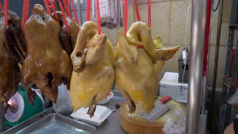 Documental-De-Venta-De-Mercado-De-Comida-Callejera-De-Pájaros-De-Pollo-Cocido-Colgado