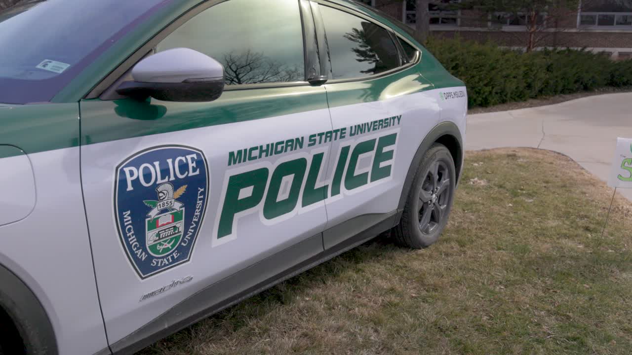 coche de policía de la universidad estatal de michigan en el campus de la universidad estatal de michigan, el lugar de un tiroteo masivo en febrero de 2023