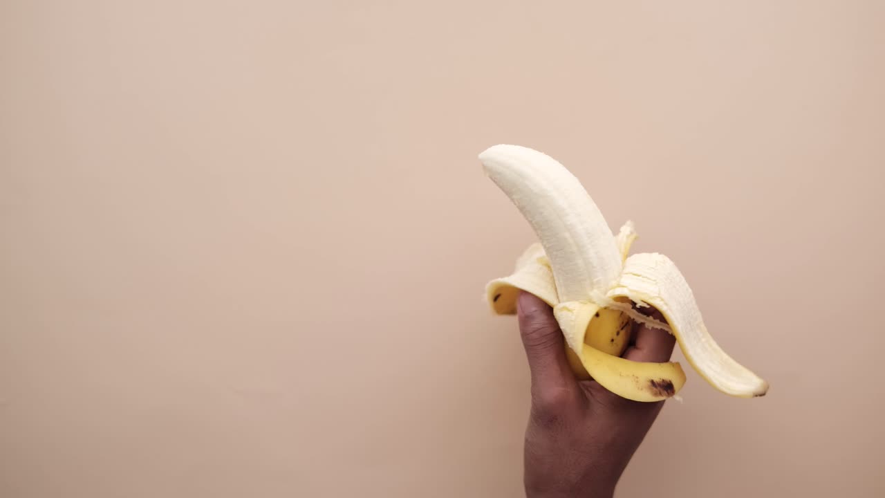 손에 벗겨진 바나나