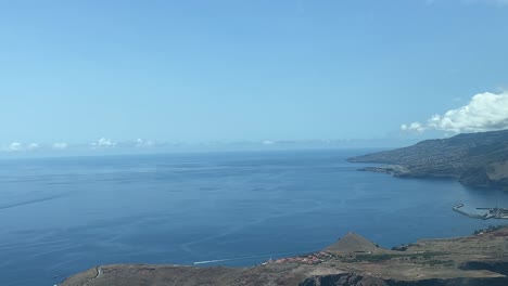 Un-Punto-De-Vista-Piloto-En-Tiempo-Real-De-La-Aproximación-Al-Aeropuerto-De-Funchal,-Madeira,-Visto-Por-Los-Pilotos