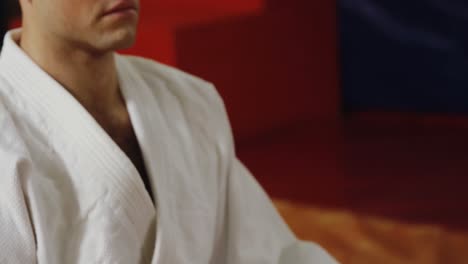 hombre preparándose para el karate