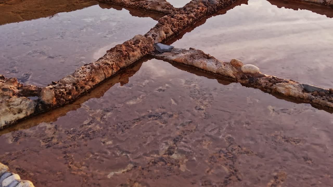 Esplorando la zona costiera rocciosa con piscine di acqua salata a Malta