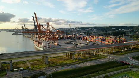 paso elevado cerca del astillero en el puerto de gdynia durante el amanecer, bahía de gdansk, mar báltico en gdynia, polonia