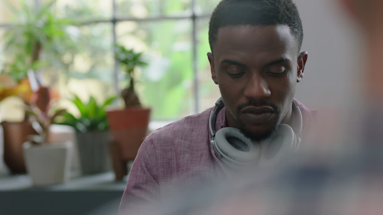 hombre de negocios afroamericano confiado compartiendo ideas líder de equipo negro hombre discutiendo estrategia lluvia de ideas gerente de proyecto en el lugar de trabajo moderno de la oficina de inicio