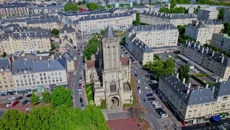 iglesia de san juan, conocida como la iglesia inclinada, caen en normandía, francia