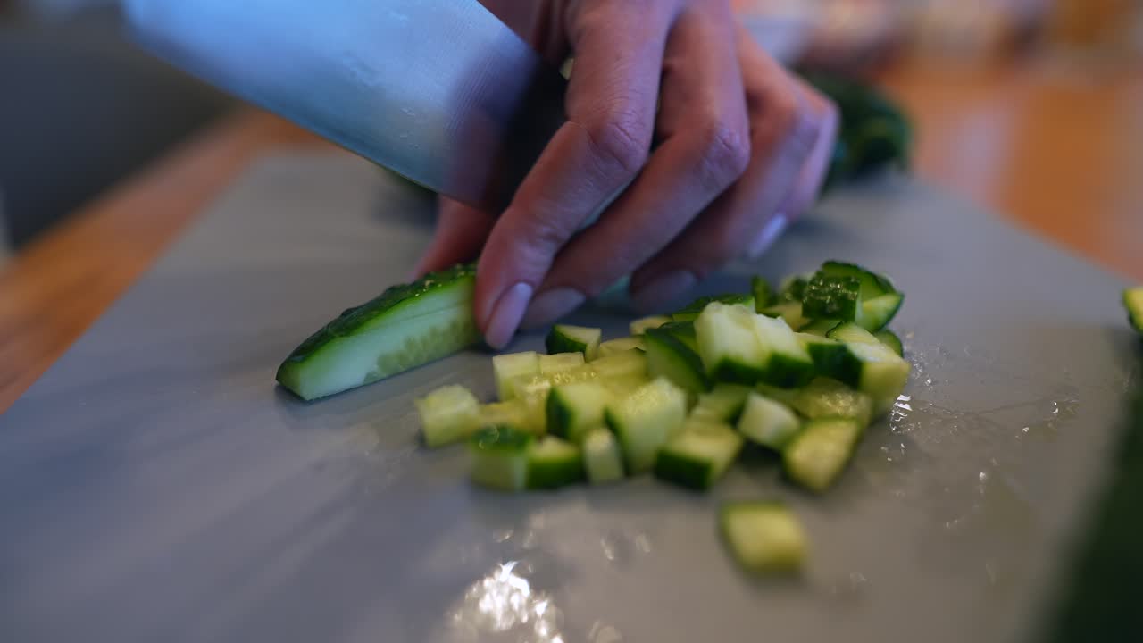cortar pepinos para la ensalada