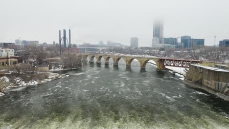 Steinbogenbrücke-An-Einem-Eiskalten-Wintertag