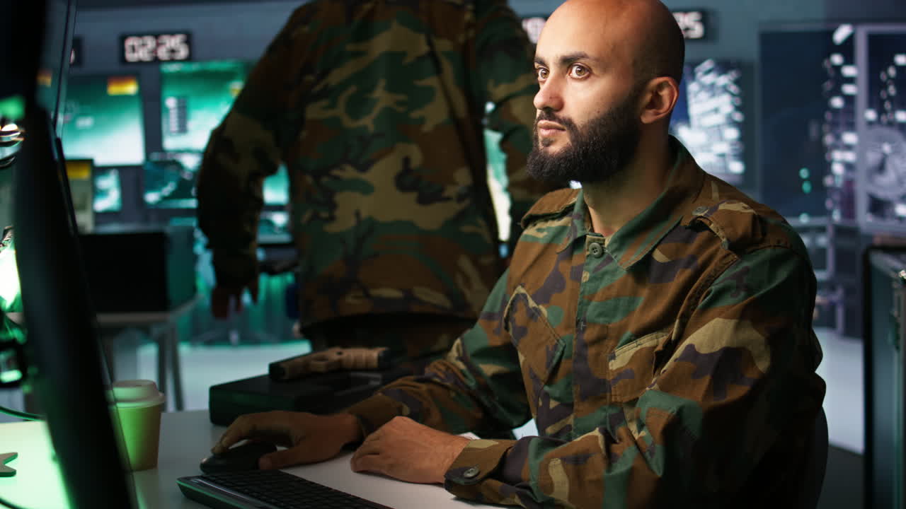 близкий взгляд на эксперта разведывательного корпуса, контролирующего беспилотники, атакующие цели.