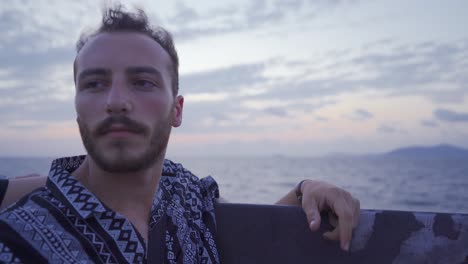 Joven-Mirando-El-Mar-Desde-El-Barco.