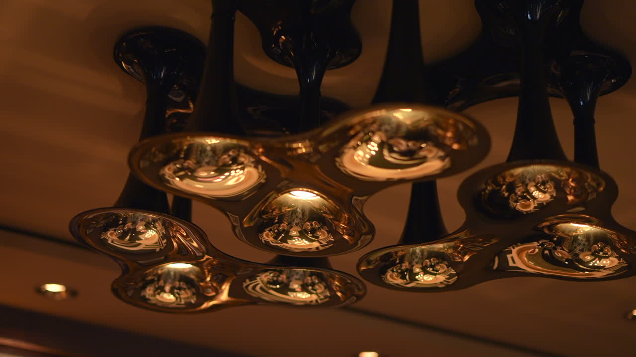 천장에 매달려 있는 금속 천장 램프