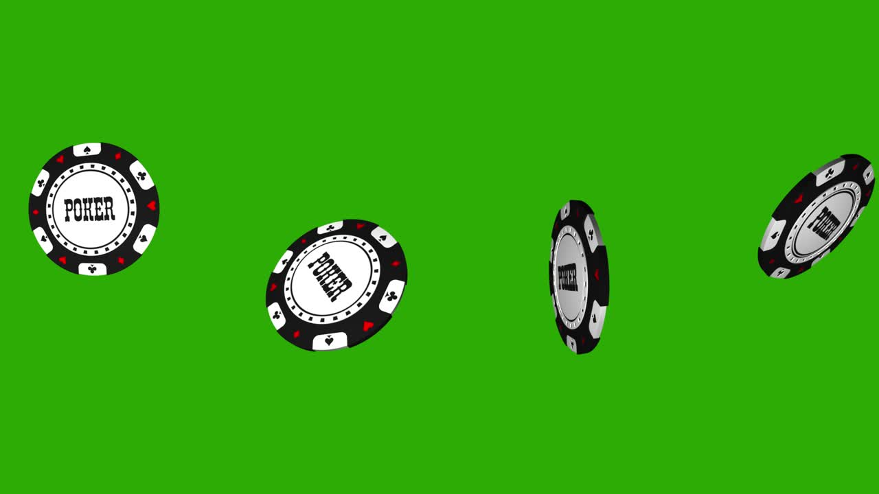 Fiches da casinò nere in plastica 3D che scorrono e ruotano lentamente su schermo verde. Vista ravvicinata di fiches da poker. Vincita e gioco d'azzardo. Concetto di gioco di scommesse. Gioco di poker o roulette. Animazione 4K. Canale Alpha.