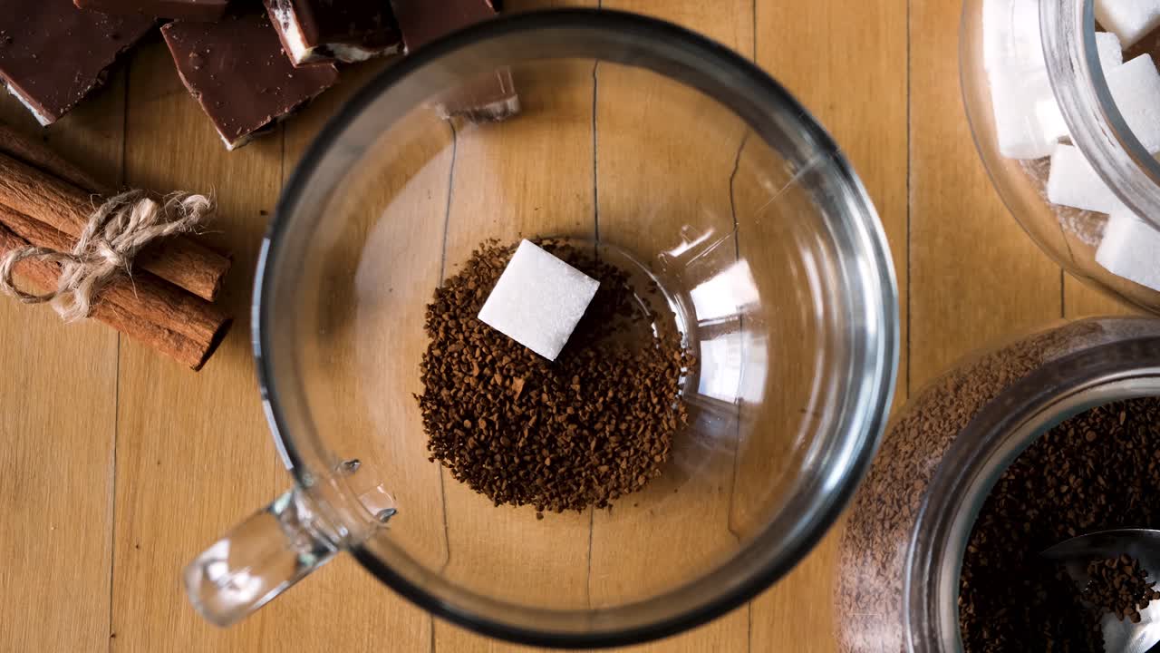 preparando una bebida de café dulce con chocolate y canela