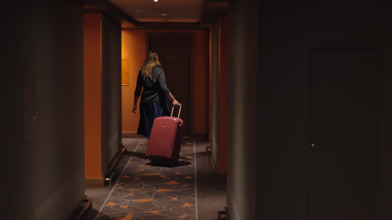 женщина поселилась в гостиничном номере.