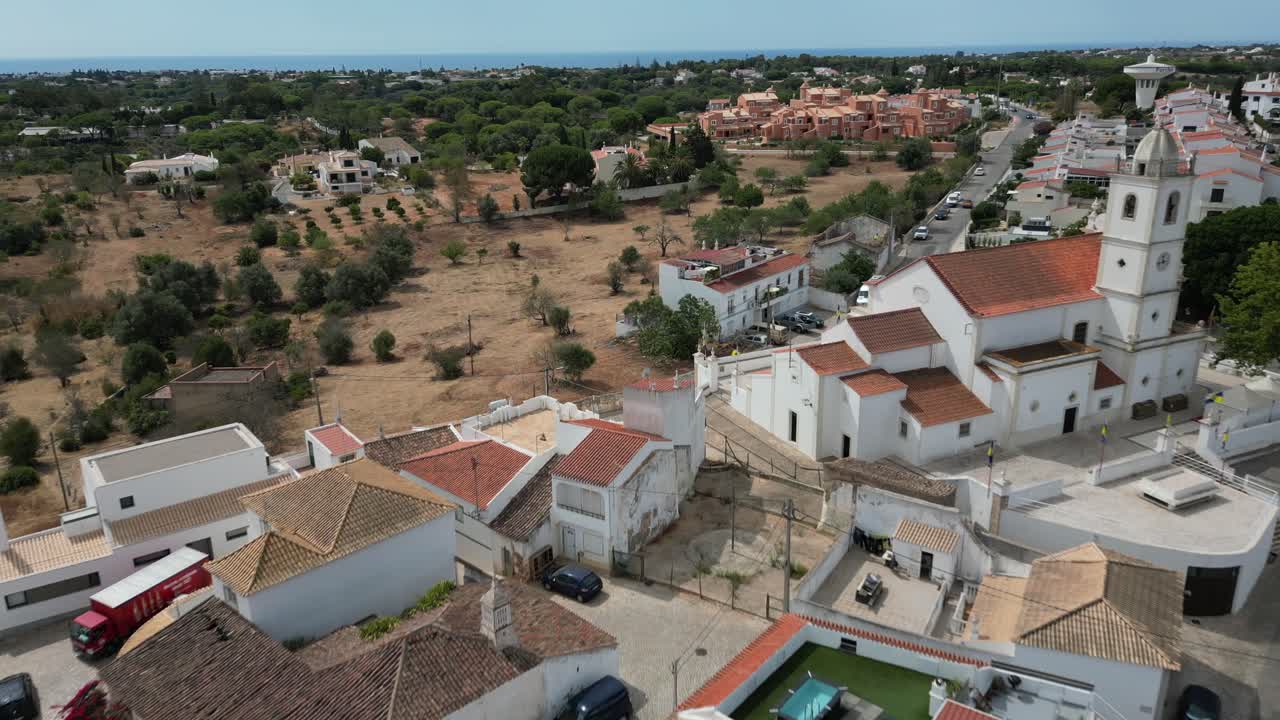 hermoso drone disparado sobre el pueblo portugués de porches con iglesia blanca y paisaje seco mientras vuela hacia adelante