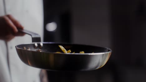 cocinero freyendo setas
