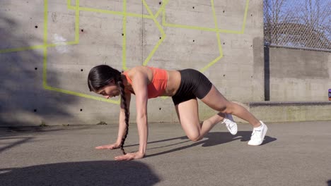 mujer atlética haciendo ejercicio de escalador de montaña al aire libre plano general