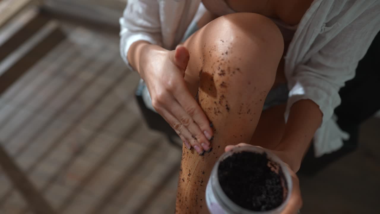 Kvinde påfører kaffescrub på sine ben