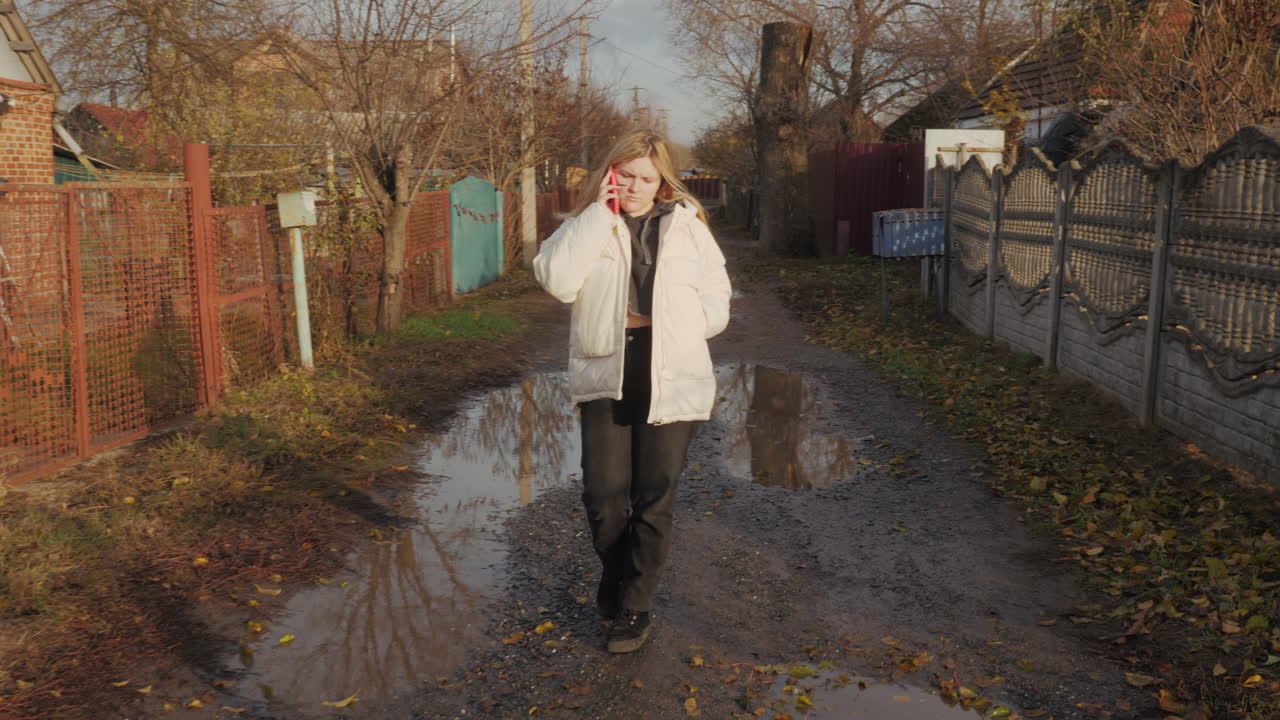 시골 길 을 고 있는 여자