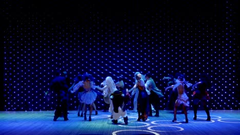diferentes héroes locos están bailando en el escenario en el teatro moderno