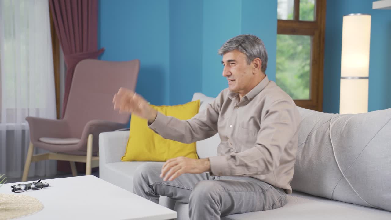 공격적인 짜증나는  ⁇ 은이.  ⁇ 은이가 사고를 일으킨다.