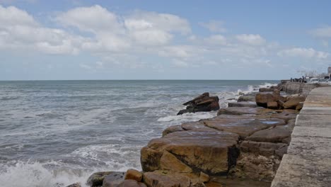 Brechende-Wellen-An-Der-Küstenmauer-In-Der-Stadt-Mar-Del-Plata,-Argentinien,-Zeitlupe